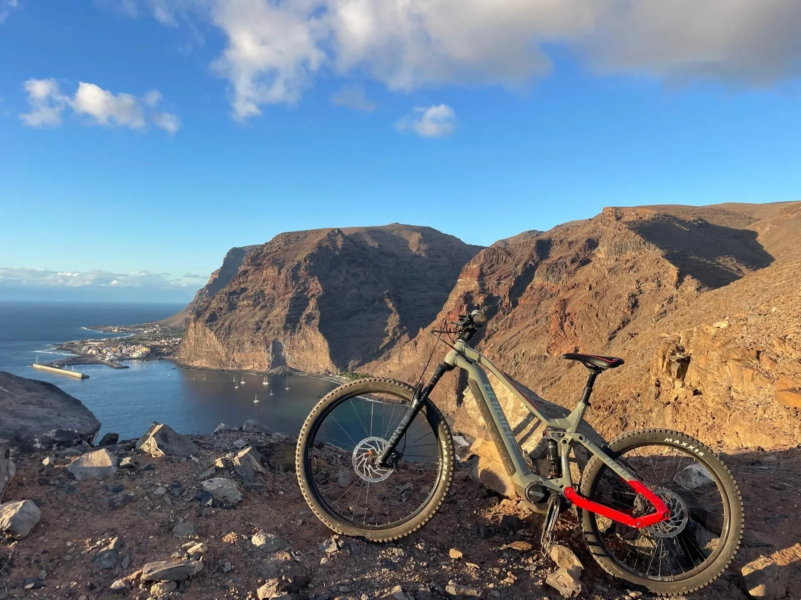 Mountainbike vor den Felsen und dem Atlantik auf La Gomera