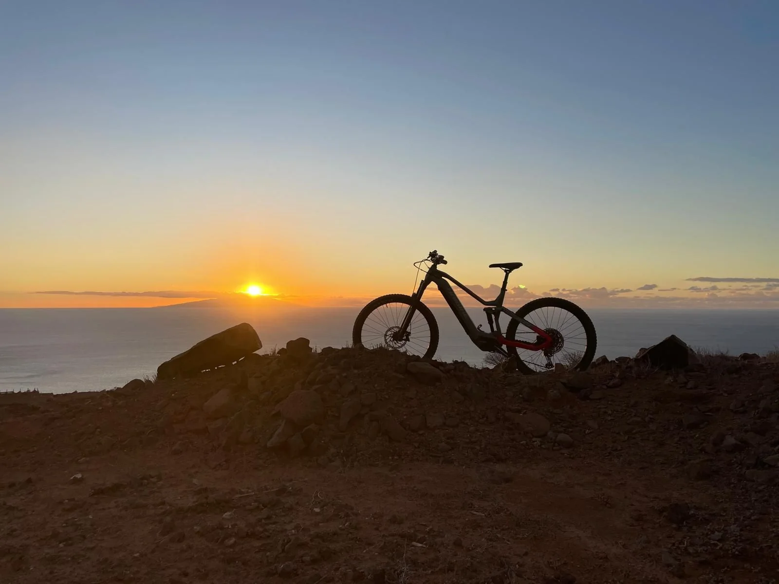 Fahrrad im Sonnenuntergang über dem Meer