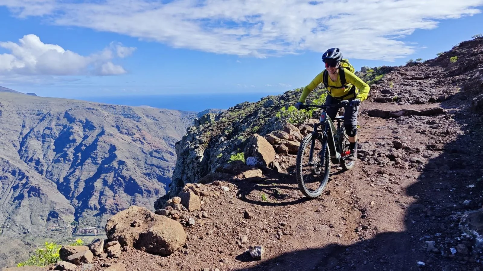 Mountainbiker auf einem aussichtsreichen Höhenweg über den Tälern La Gomeras